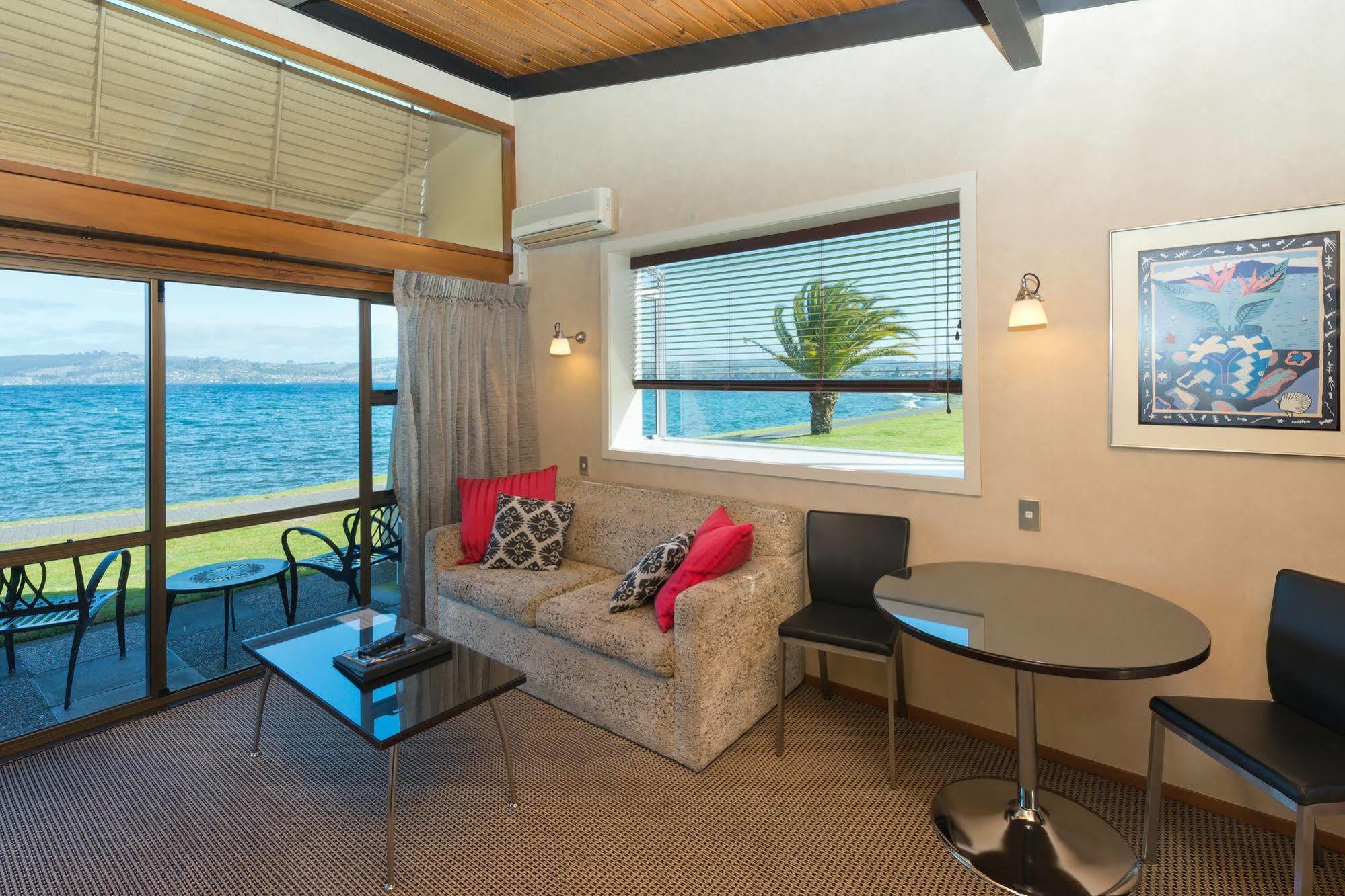 Oasis Beach Motel Taupo Bagian luar foto